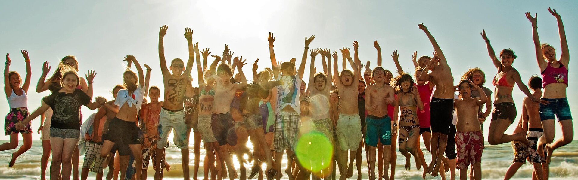 AWO Reisen Karlsruhe Jugendgruppe springt am Strand in die Luft